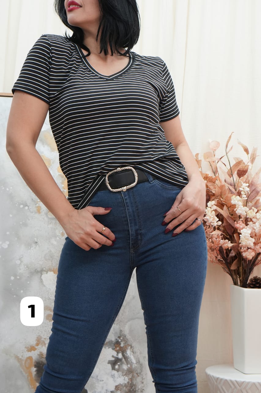 Remera básica modal rayada cuello V micaela