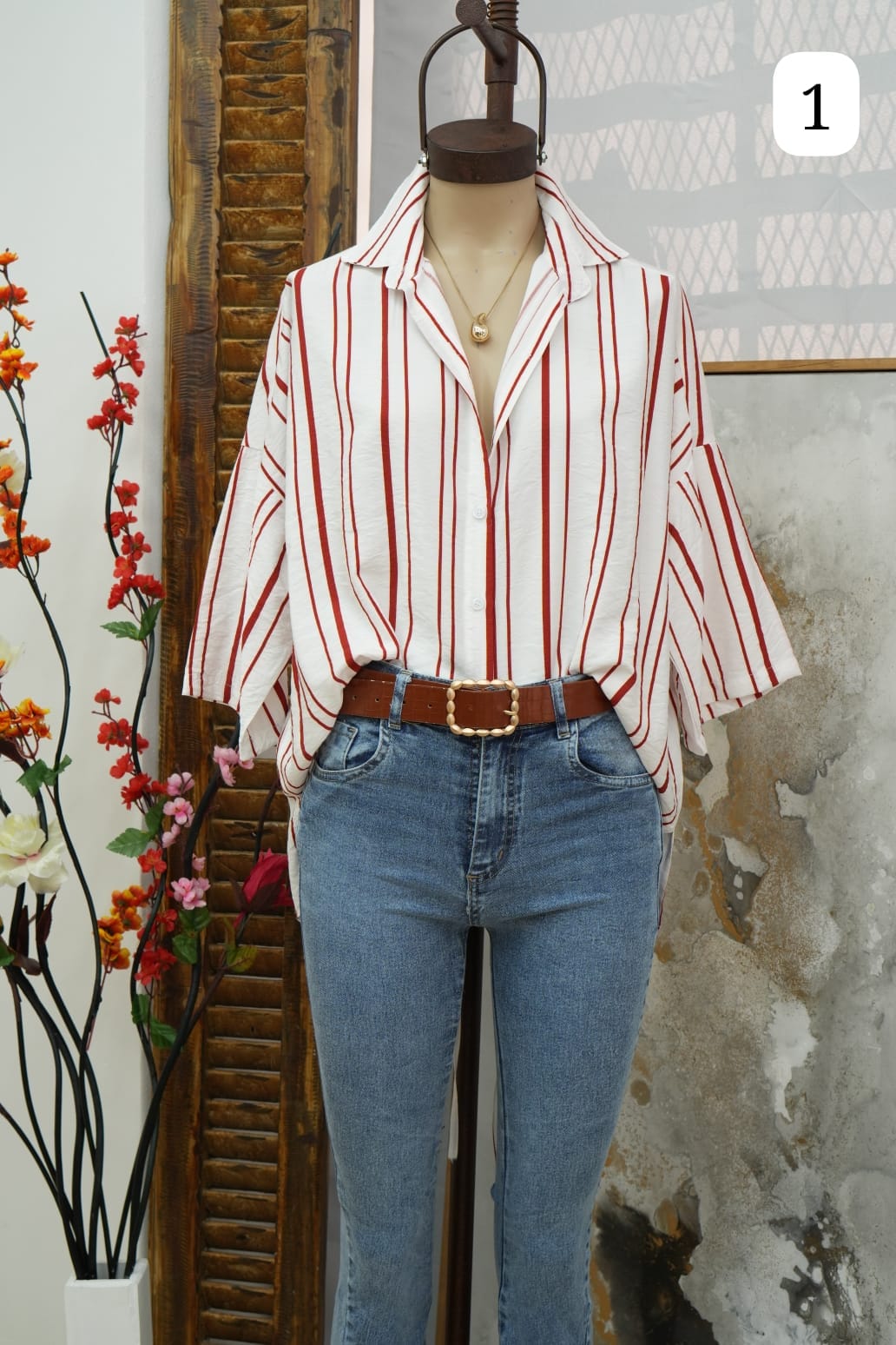 Camisa emilia rayada con manga caída con abertura atrás