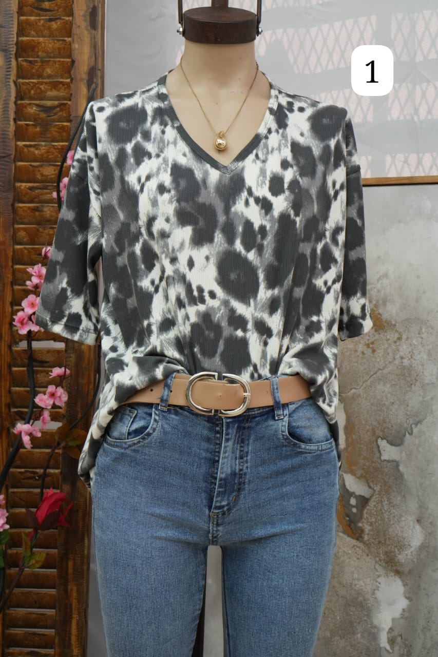 Remera amplia cuello V de morley print Mila cuello fino