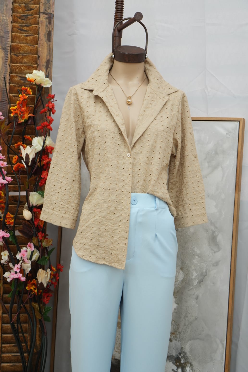 Camisa clasica 3/4 de lino con  brodery  Yudissa