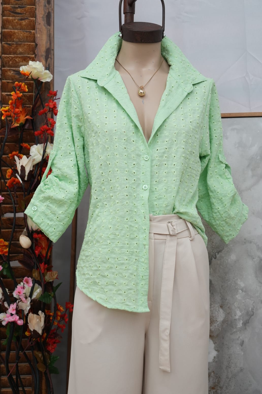 Camisa clasica 3/4 de lino con  brodery  Yudissa