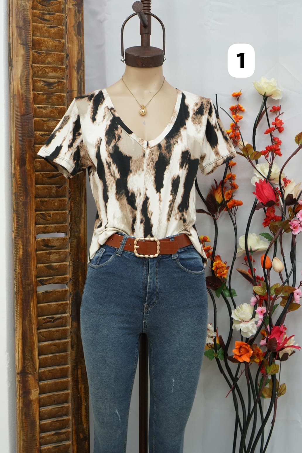 Remera modal soft estampada cuello V Rumania