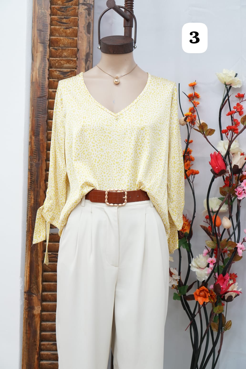 Blusa de Satén estampada cuello V con lazo en la manga Gigi