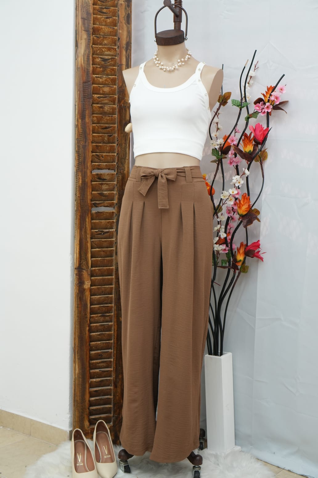 Pantalón de cey palazo con pinzas y elastico Atras Love