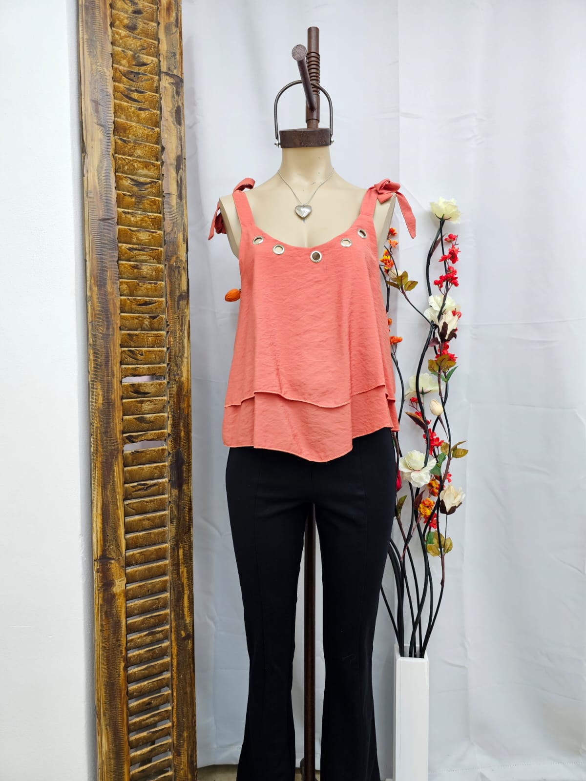 Musculosa emilia con lazo y arandelas felicia