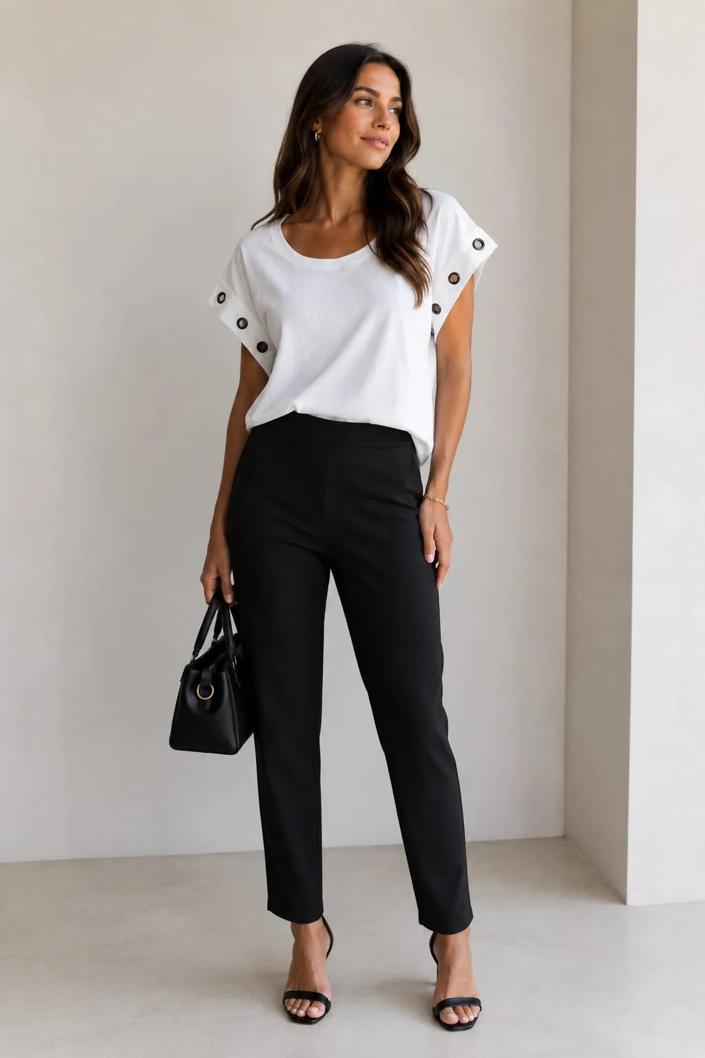 Alternative view of Remera Morley amplia con arandelas en las mangas